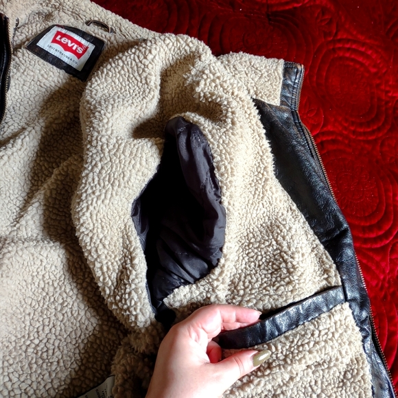 Levi's Faux Leather and Sherpa Bomber - Picture 4 of 9
